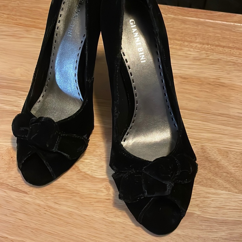 Gianni Bini Black Velvet 3 1/2” Peep Toe Pumps